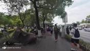 夸张！第一视角看球迷们追逐詹姆斯的车！人群中还有库里球衣！