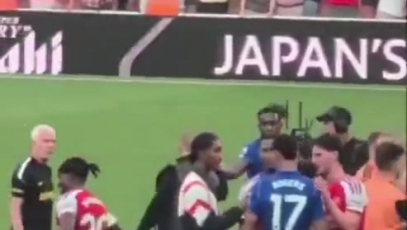 情绪未散😡赖斯赛后上前交涉，罗杰斯不予理睬【独家看英超就在咪咕】